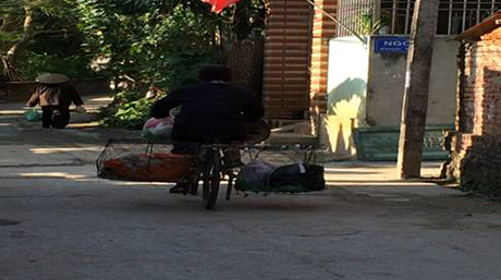 村裡普遍用腳踏車載貨，或機車載貨